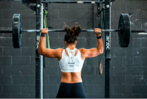 woman lifiting weights